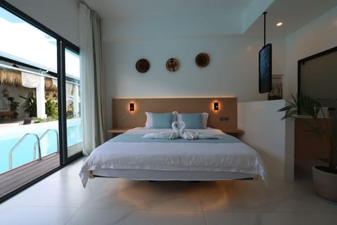 Deluxe Room, Pool View | Desk, soundproofing, free WiFi, bed sheets