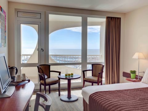 Junior Suite, 1 Double Bed with Sofa bed, Sea View | Minibar, in-room safe, desk, blackout drapes