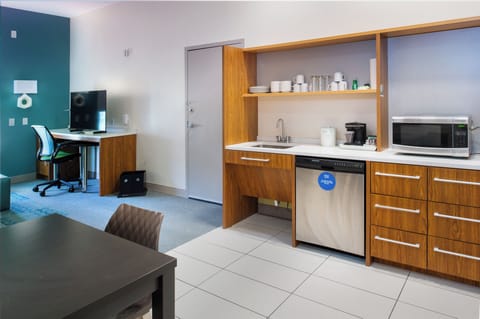 Suite, Accessible, Non Smoking (Roll-in Shower) | Premium bedding, desk, laptop workspace, free cribs/infant beds