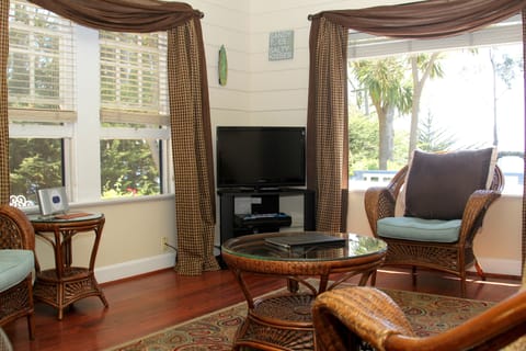 Carriage House (Pets Allowed) | Living area | Flat-screen TV