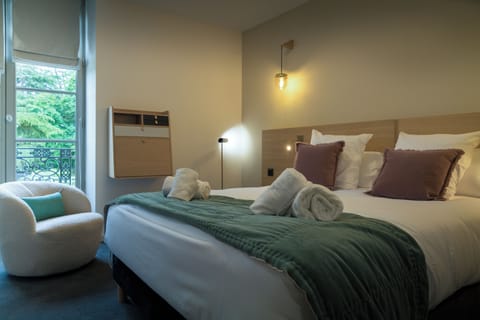 Classic Room, 1 Queen Bed, Pool Access | Premium bedding, pillowtop beds, individually decorated