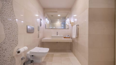 Junior Studio Suite, Marina View | Egyptian cotton sheets, premium bedding, down comforters