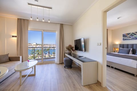 Junior Studio Suite, Marina View | Egyptian cotton sheets, premium bedding, down comforters