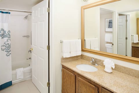 Combined shower/tub, free toiletries, hair dryer, towels