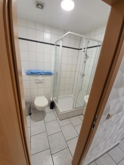 Basic Twin Room | Bathroom | Hair dryer, towels