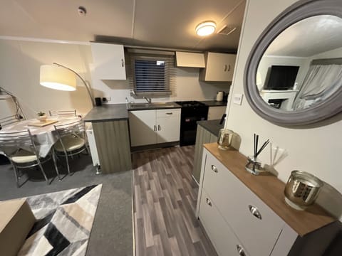 Cabin | Private kitchen | Fridge, microwave, oven, stovetop