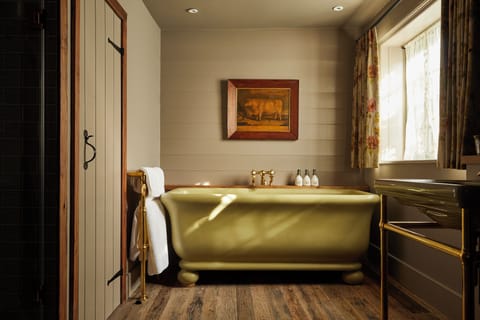 Even Bigger Comfy Luxe Room 6 | Bathroom | Free toiletries, hair dryer, bathrobes, towels