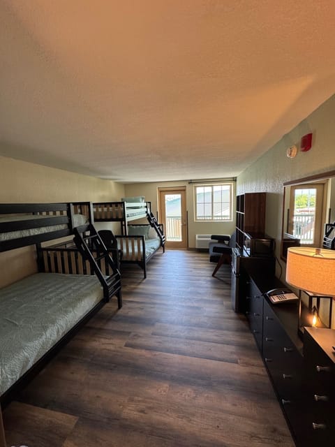 Family Suite | Iron/ironing board, free WiFi, bed sheets