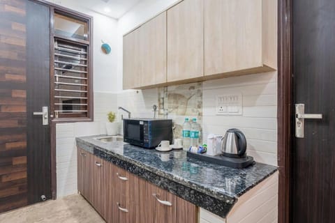 Executive Suite | Private kitchen | Microwave, coffee/tea maker, electric kettle