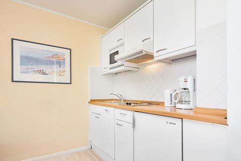 Basic Studio Suite | Private kitchen | Mini-fridge, stovetop, toaster, highchair