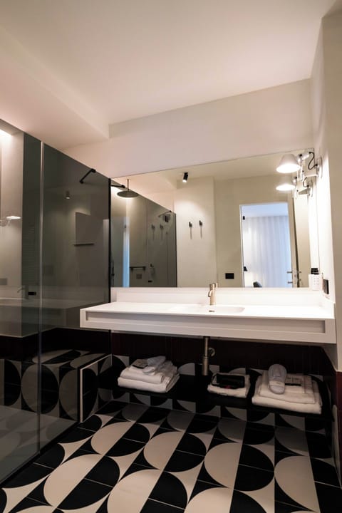 Superior Room, Balcony | Bathroom | Shower, hair dryer, towels, soap