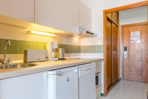 Studio | Private kitchen | Fridge, microwave, stovetop, dishwasher