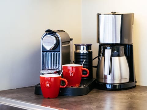 Apartment | Private kitchen | Electric kettle, toaster