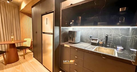 Suite | Private kitchen | Mini-fridge, microwave