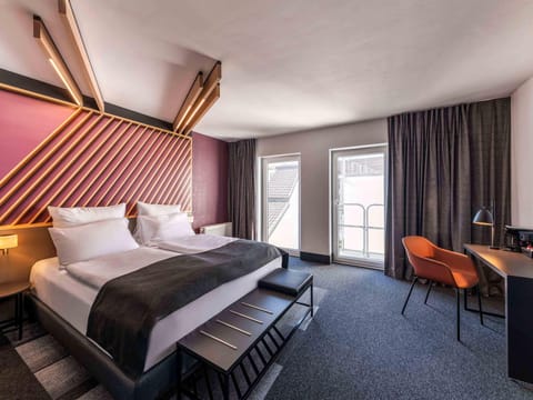 Desk, blackout drapes, soundproofing, free WiFi