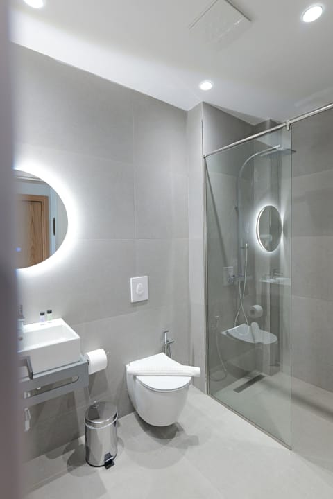 Superior Triple Room | Bathroom | Hair dryer, bidet, towels