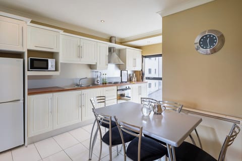 Standard Apartment, 5 Bedrooms | Shared kitchen facilities