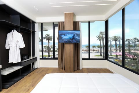 Deluxe Double Room, Sea View | Minibar, desk, bed sheets