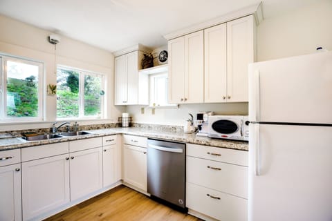 House (2 Bedrooms) | Private kitchen | Microwave, oven, stovetop, dishwasher