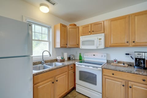 Apartment (1 Bedroom) | Private kitchen | Microwave, oven, stovetop, cookware/dishes/utensils