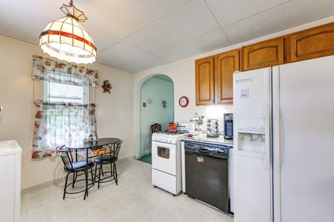 House (2 Bedrooms) | Private kitchen | Microwave, oven, stovetop, dishwasher