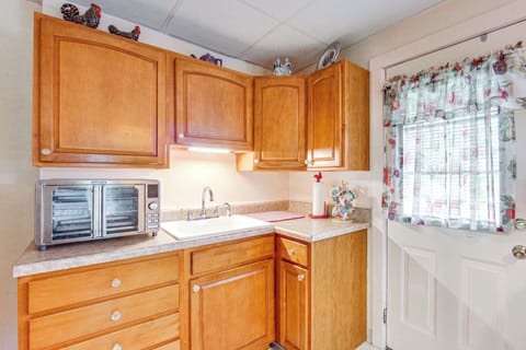 House (2 Bedrooms) | Private kitchen | Microwave, oven, stovetop, dishwasher