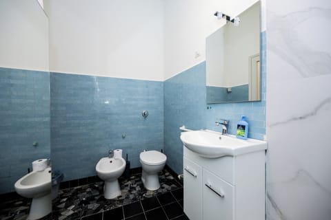 Triple Room | Bathroom | Shower, rainfall showerhead, hair dryer, towels