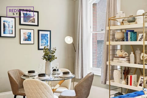 Comfort Apartment, City View | In-room dining