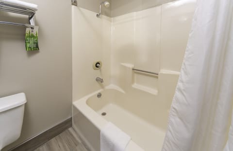 Combined shower/tub, free toiletries, hair dryer, towels