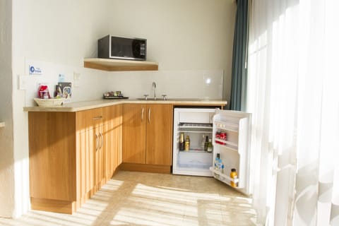 Superior Spa Suite | Private kitchenette | Fridge, microwave, coffee/tea maker, electric kettle