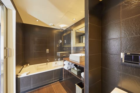 Deluxe Suite, Terrace (Oasis Terraza) | Bathroom | Free toiletries, hair dryer, slippers, towels