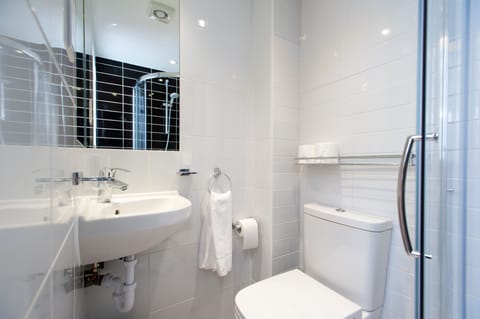 Triple Room, Private Bathroom | Bathroom | Combined shower/tub, free toiletries, hair dryer, towels