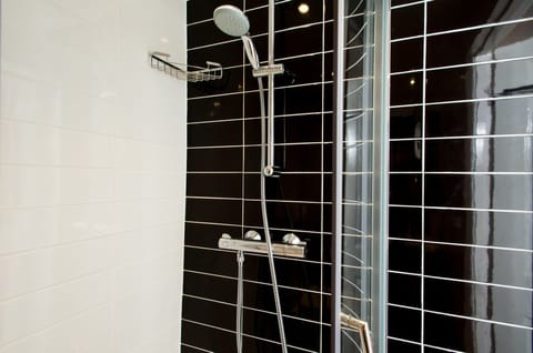 Triple Room, Private Bathroom | Bathroom | Combined shower/tub, free toiletries, hair dryer, towels