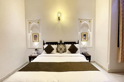 Standard Double Room | 1 bedroom, premium bedding, in-room safe, desk