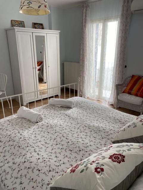 Deluxe Double Room, 1 Queen Bed | Desk, iron/ironing board, free WiFi