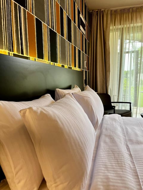 Executive Room | Minibar, in-room safe, soundproofing, iron/ironing board