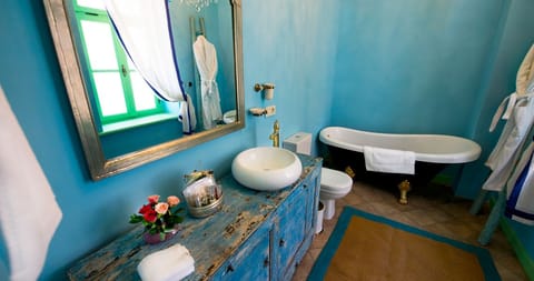 Vintage Suite | Bathroom | Shower, free toiletries, hair dryer, slippers