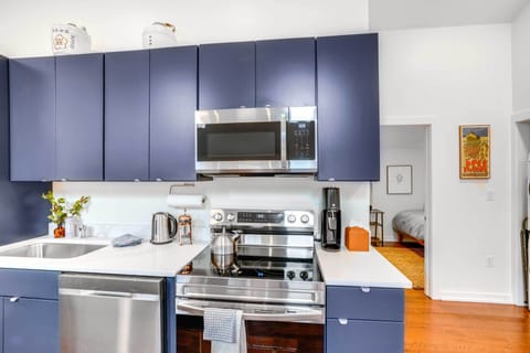 Apartment (2 Bedrooms) | Private kitchen | Microwave, oven, stovetop, dishwasher