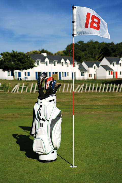 Indoor golf driving range