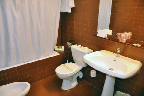 Deep soaking tub, free toiletries, hair dryer, towels