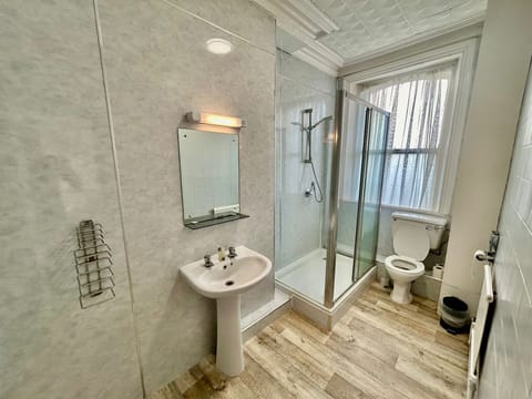 Standard Single Room, Ensuite | Bathroom | Shower, towels, soap, shampoo