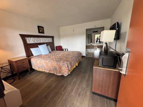 Standard Room, 1 King Bed | Desk, free WiFi