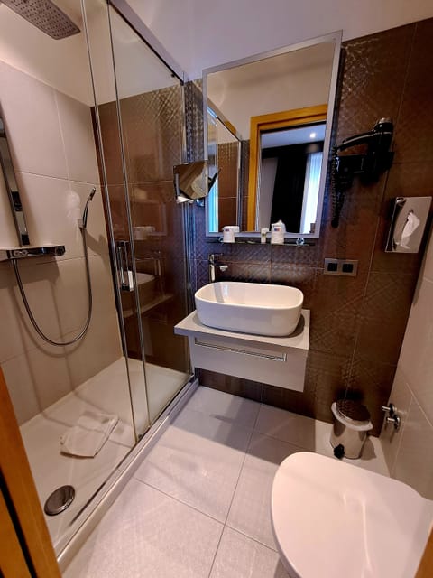 Standard Single Room | Bathroom | Shower, designer toiletries, hair dryer, towels