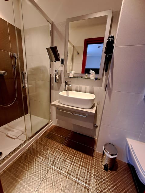 Standard Single Room | Bathroom | Shower, designer toiletries, hair dryer, towels