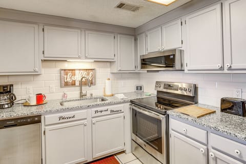 Apartment (2 Bedrooms) | Private kitchen | Microwave, oven, stovetop, dishwasher