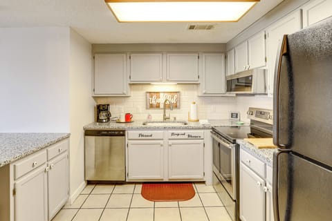 Apartment (2 Bedrooms) | Private kitchen | Microwave, oven, stovetop, dishwasher