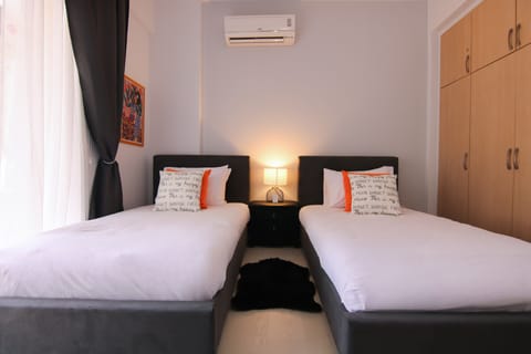 Luxury House | In-room safe, blackout drapes, iron/ironing board, free WiFi