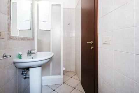 Comfort Double or Twin Room | Bathroom | Shower, free toiletries, hair dryer, bidet