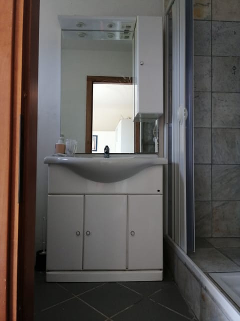 Camera dei Caprioli | Bathroom | Shower, hair dryer, towels, soap