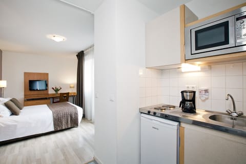 Comfort Studio | Private kitchenette | Fridge, microwave, stovetop, cookware/dishes/utensils